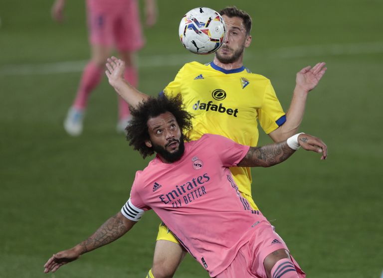 Marcelo trata de proteger un balón ante el cadista Malbasic.