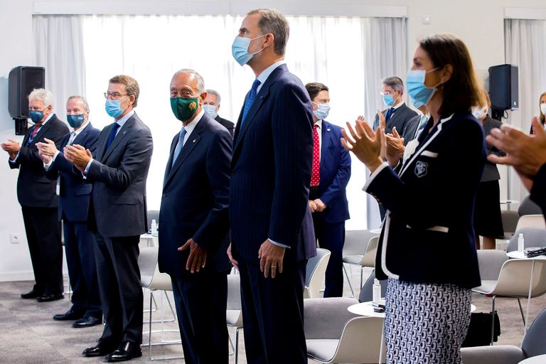 El Rey, junto al jefe de Estado portugués, Marcelo Rebelo de Sousa, recibe el aplauso de la ministra Reyes Maroto, Alberto Núñez Feijóo, Josep Piqué y Felipe González.