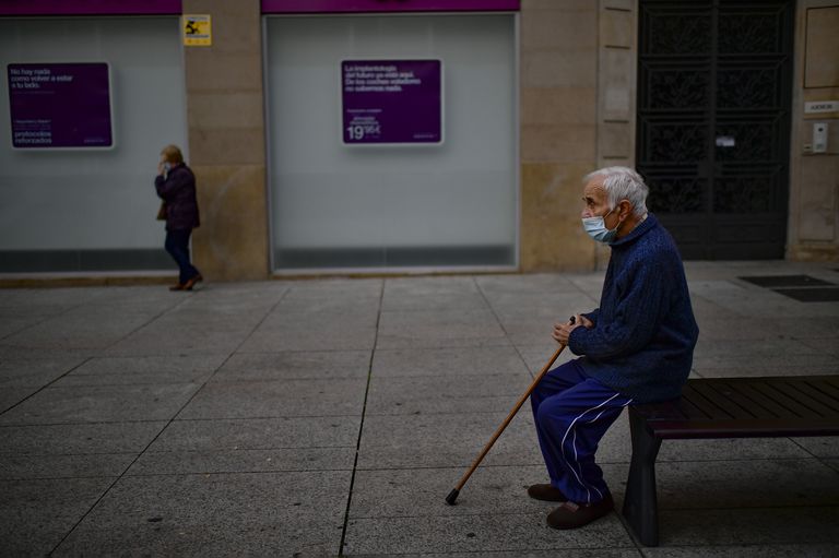 Un hombre sentado en un banco en Pamplona, el 17 de octubre.