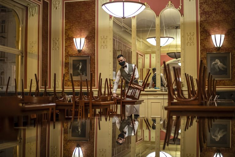 Un camarero en el Cafe Louvre de Praga, el pasado viernes.