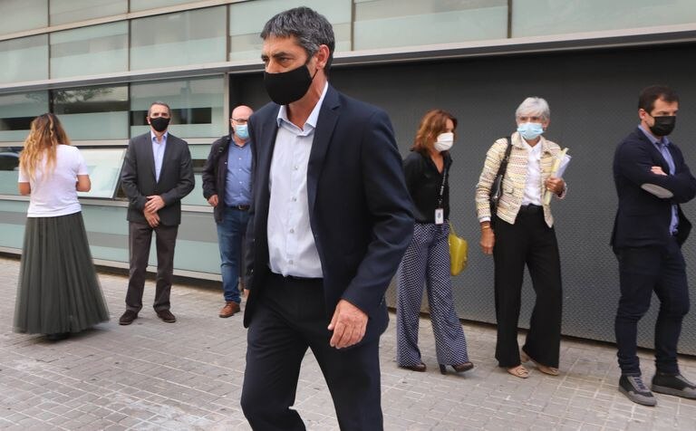 Josep Lluis Trapero, mayor de los Mossos, sale de la comisaria tras conocer la sentencia de absolución.