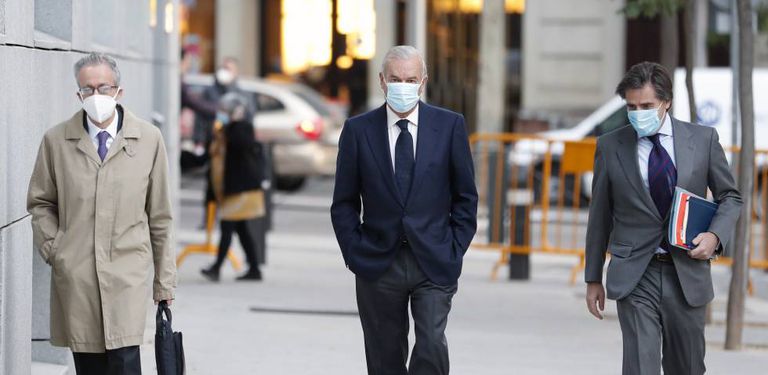 Rodrigo Echenique (centro), presidente de Santander España durante la resolución del Banco Popular, este jueves, a su llegada a la Audiencia Nacional para prestar declaración.