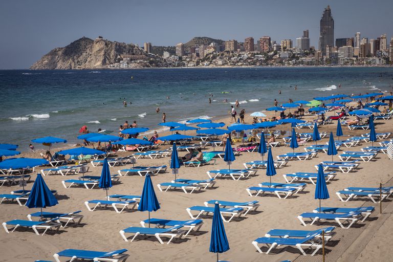 Zona de tumbonas, casi vacía, en una playa de Benidorm el pasado mes de julio.