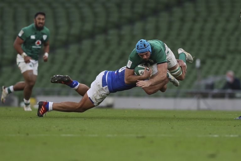 Tackle del italiano Gianmarco Lucchesi sobre Tadhg Beirne, de Irlanda, durante el Seis Naciones jugado en Dublín.