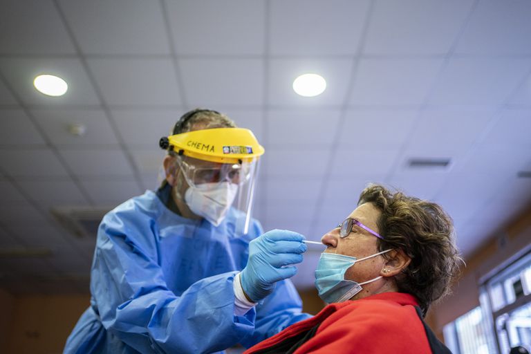Una mujer es sometida a un test de antígenos en el Centro de Mayores Navacerrada, en Madrid.