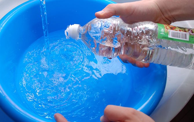 Vinagre vertido en un balde de agua.