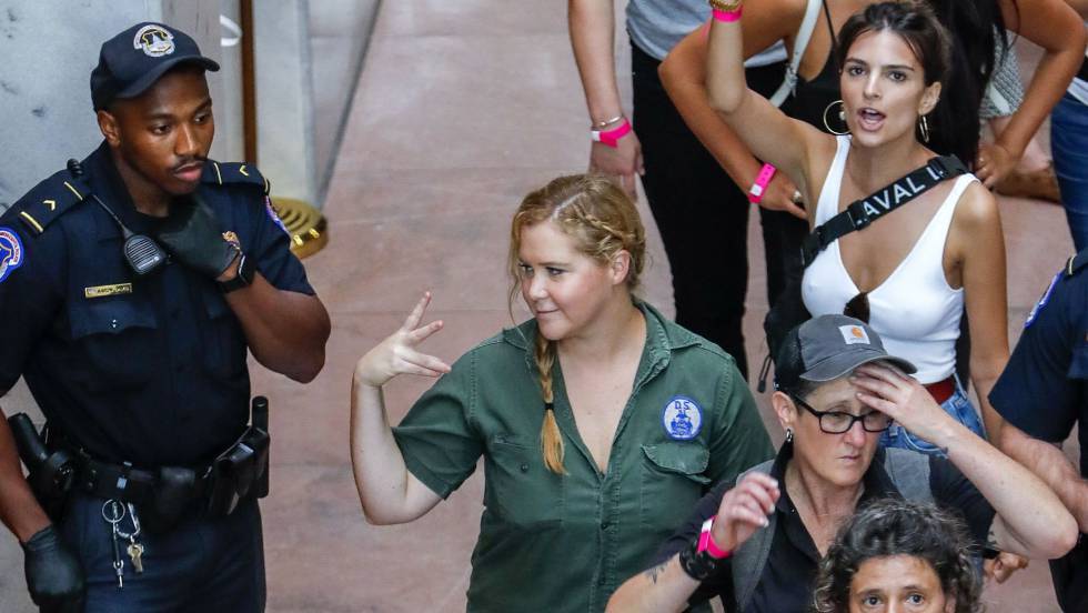 Amy Schumer y Emily Ratajkowski tras ser detenidas, en Washington, el pasado octubre.
