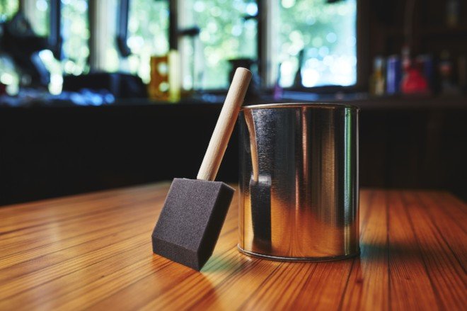 bote de pintura y cepillo de espuma