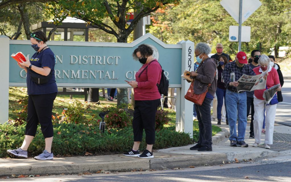 Estadounidenses votan en masa por adelantado; Campaña de Trump avanza a contrarreloj