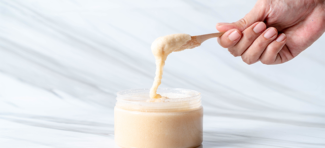 Mezclar un lote de exfoliante de azúcar para manos