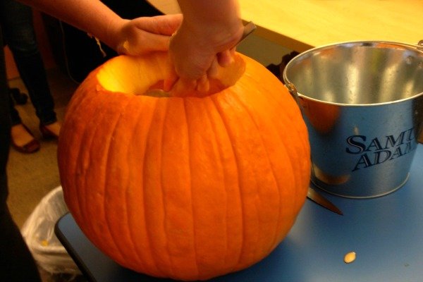 Fiesta en la oficina, Convierte una calabaza en un barril, Justin DiPego, Samuel Adams