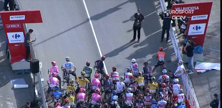 Froome, al frente del pelotón, dialoga con el director de la Vuelta.