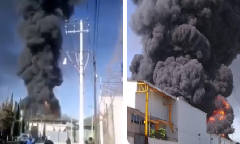 Fuerte incendio en fábrica de veladoras, explota tanque de gas, hay un bombero herido, en Cuautitlán