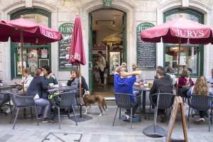 La terraza gibraltareña del Jury’s Cafe & Wine Bar.