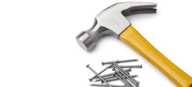 martillo con clavos