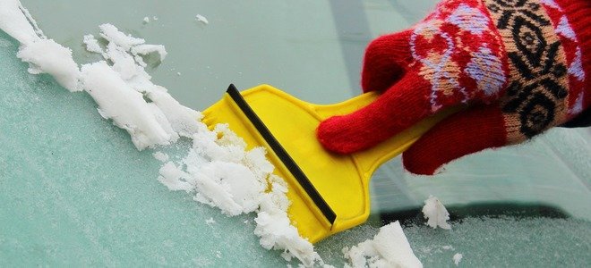 Alguien raspando el hielo del parabrisas de un coche.