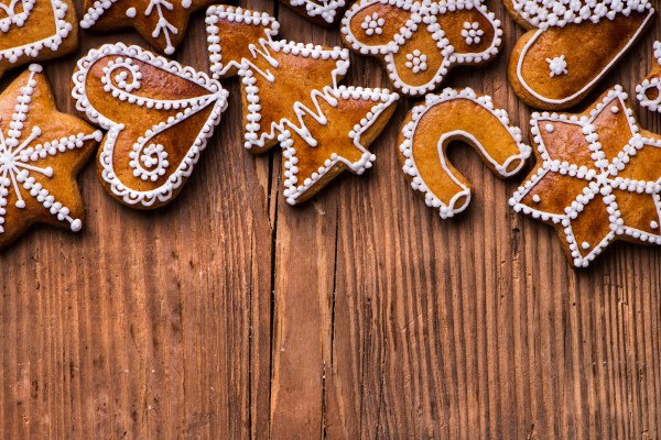 Una reunión de galletas de jengibre navideñas. 