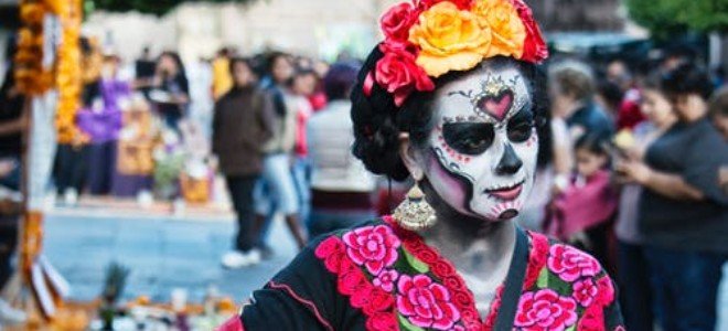 mujer en un disfraz del dia de los muertos