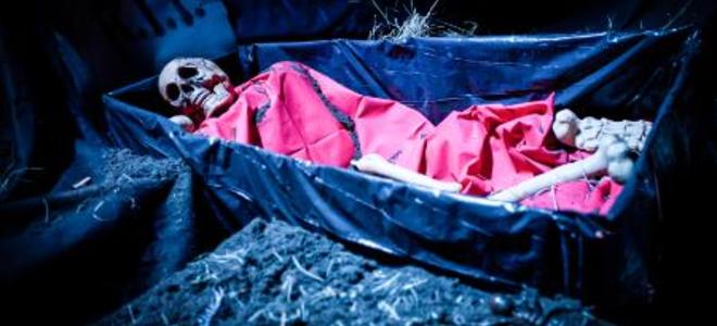 Ideas de adornos de césped para levantar el cabello para Halloween