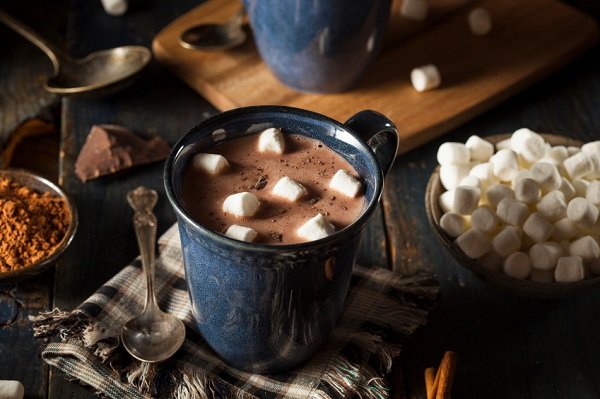 Una taza de chocolate caliente con malvaviscos.