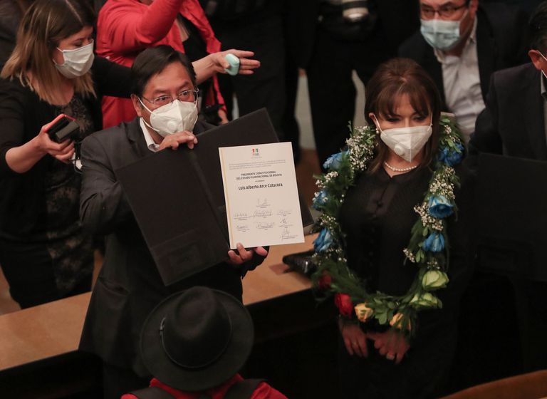 Luis Arce, junto a su esposa, Lourdes Brígida Durán, muestra la credencial de presidente electo de Bolivia tras proclamarse los resultados definitivos de las elecciones.
