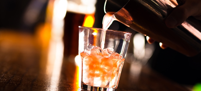 Instale un refrigerador con mini bar en su gabinete