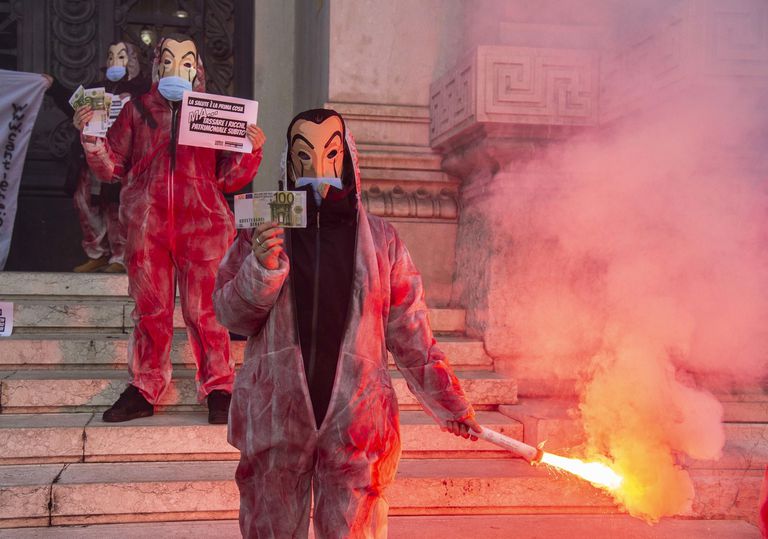 Protestas en Milán celebradas el miércoles para reclamar más ayudas para los sectores afectados por el cierre decretado por el Gobierno italiano.