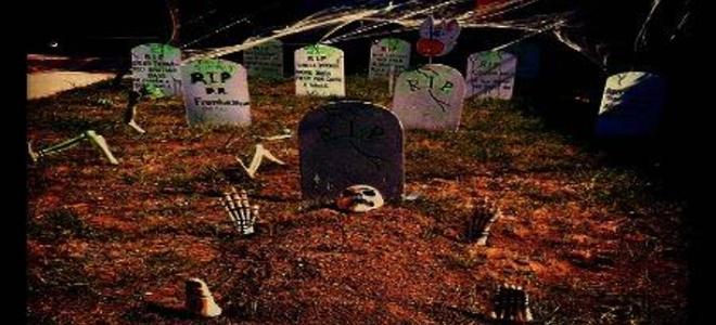 Jardín fantasmal: trucos de bricolaje para una casa embrujada al aire libre