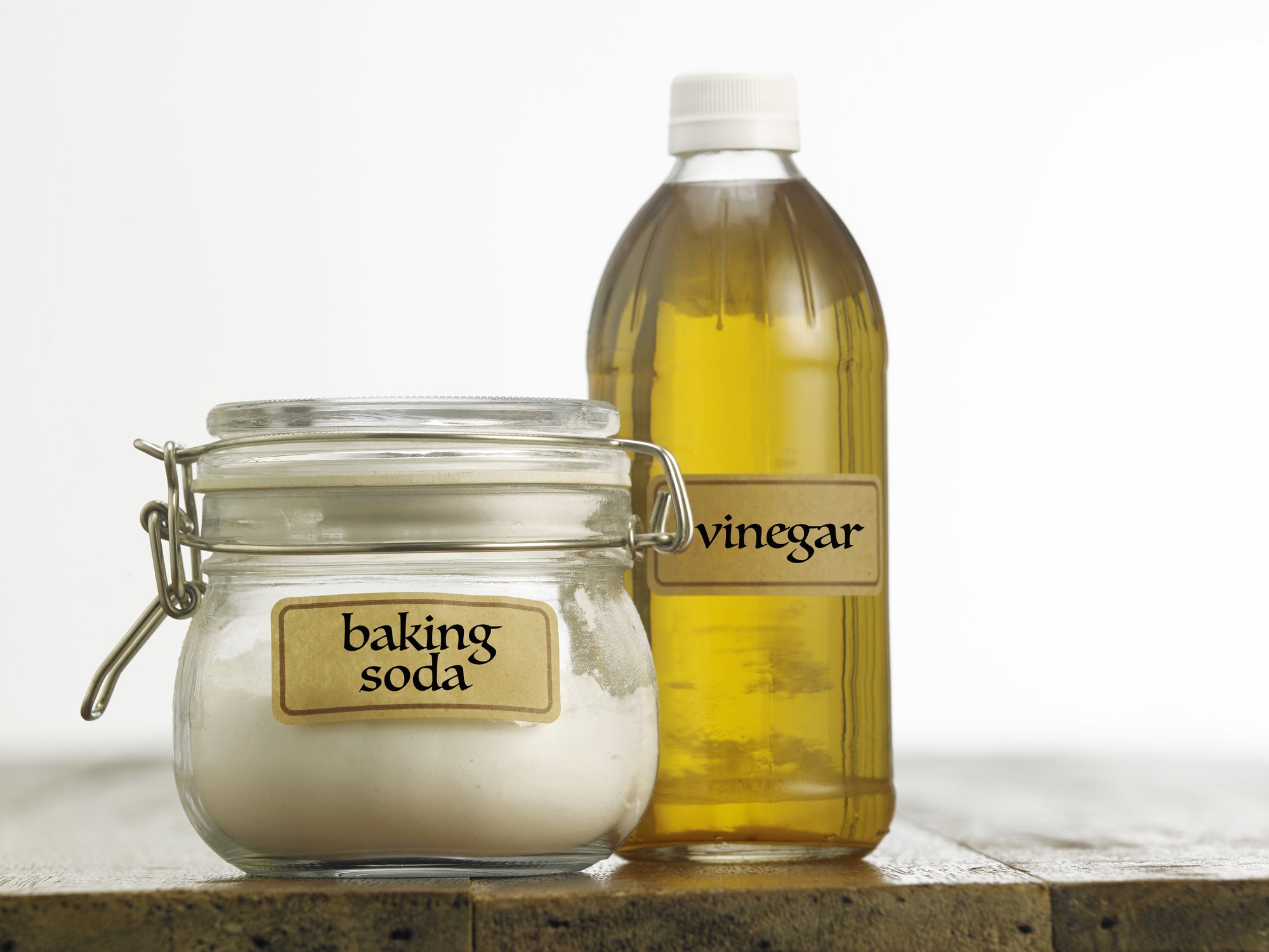 Vinagre y bicarbonato de sodio.