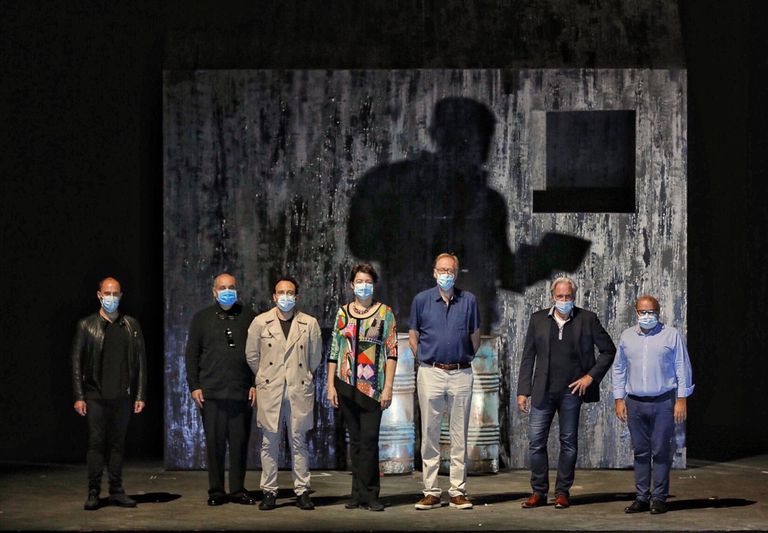 El elenco artístico de 'Fin de partida' y el director del Palau de les Arts (Jesús Iglesias, a la derecha), en el decorado de la ópera.