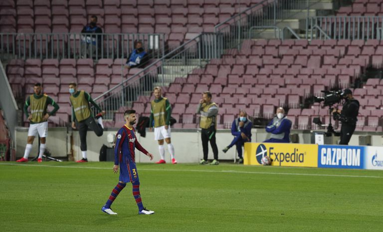 Piqué deja el campo tras ser expulsado ante el Ferencváros.