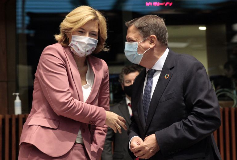 La ministra alemana de Agricultura, Julia Klöckner, con su homólogo español, Luis Planas, en la reunión de ministros de Agricultura de la UE celebrada el lunes en Luxemburgo.
