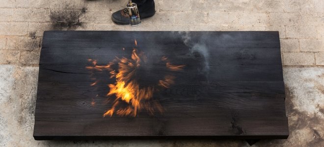 llama carbonizando madera