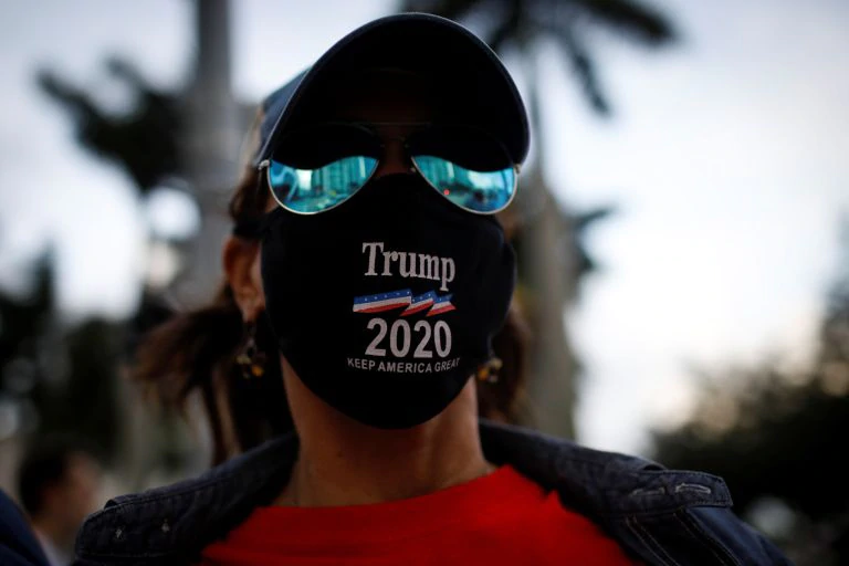 Simpatizantes de Trump se congregan en la entrada del Perez Art Museum en Miami ante la llegada de su rival, Joe Biden, este lunes