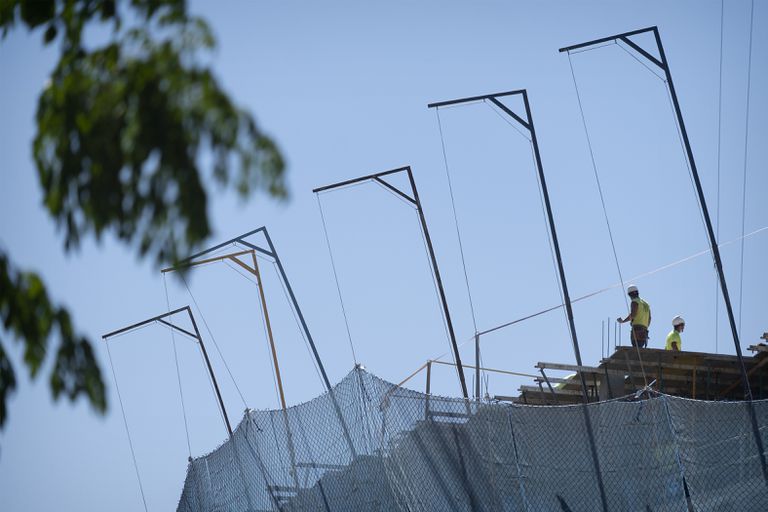 Construcción de un edificio de viviendas de Sevilla, este jueves.