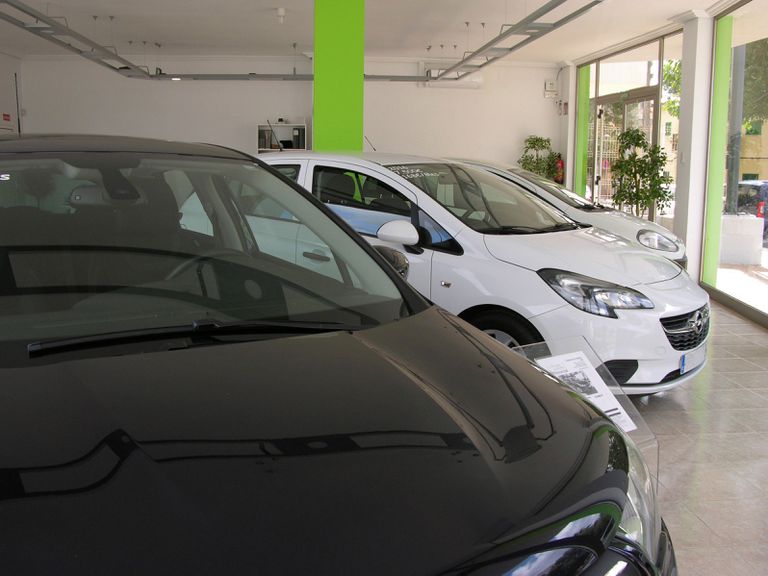 Las matriculaciones agudizan su caída al 13,5 % en septiembre pese a las ayudas.