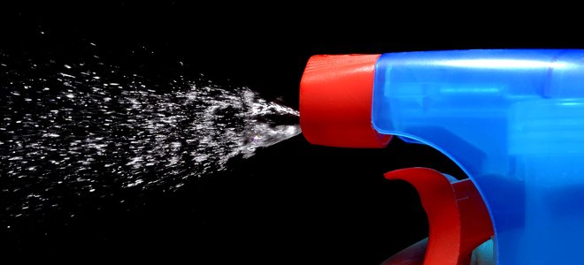 Botella de spray de cerca rociar líquido