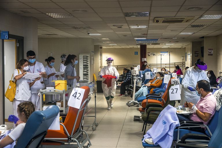 Pacientes en sillones de una sala de espera reconvertida en sala de Urgencias.