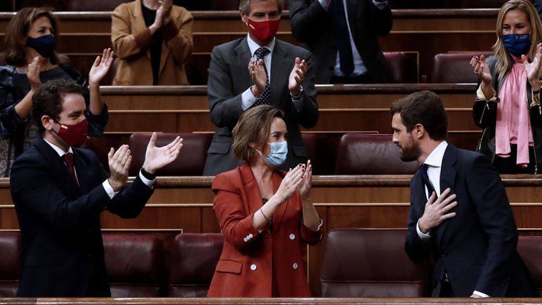 El líder del PP, Pablo Casado, es ovacionado por su grupo y en su fila del Congreso por la portavoz popular, Cuca Gamarra, y su número dos, Teodoro García Egea.