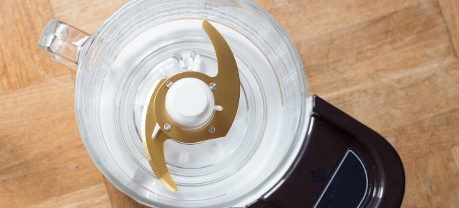 Procesador de alimentos vacío desde arriba sobre superficie de madera