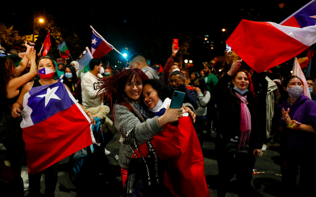 Líderes latinoamericanos felicitan a Chile por su decisión de terminar con la Constitución de Pinochet