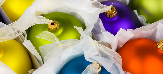 Adornos navideños envueltos en papel de seda para guardar