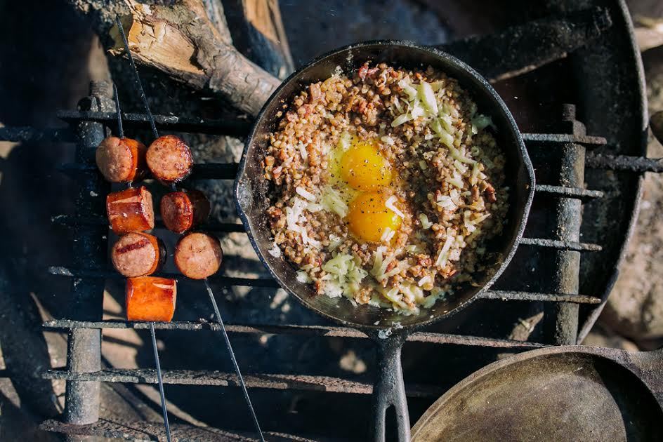 Una sartén para cocinar huevos sobre una fogata. 
