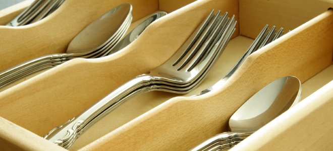 cubiertos en un cajón con organizador