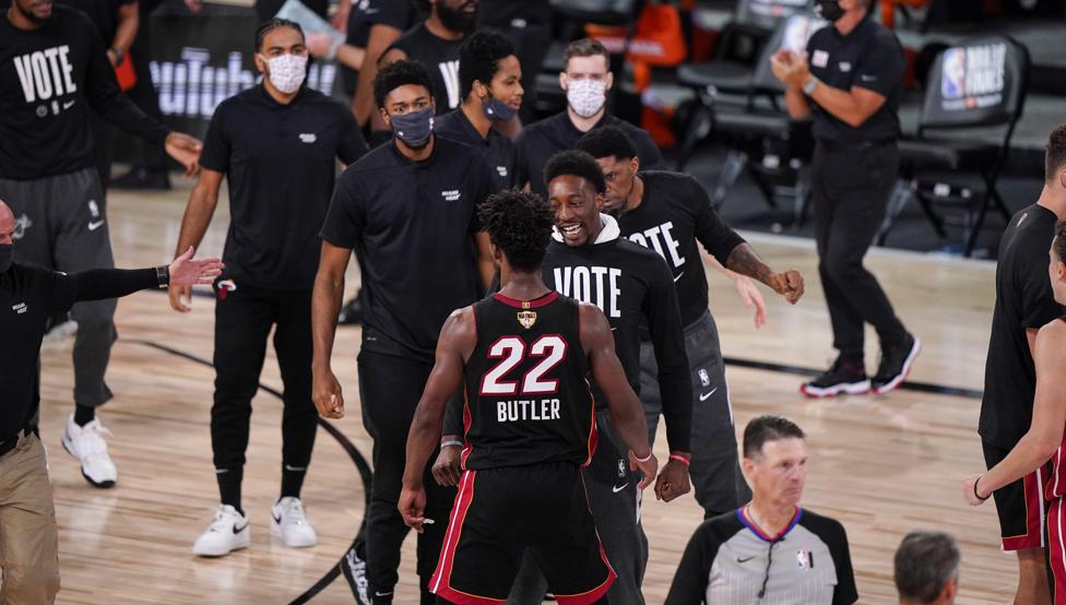 Bam Adebayo felicita a Jimmy Butler