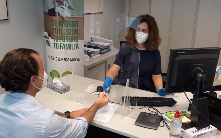 Imagen de archivo de la atención a clientes en una oficina de Unicaja Banco.