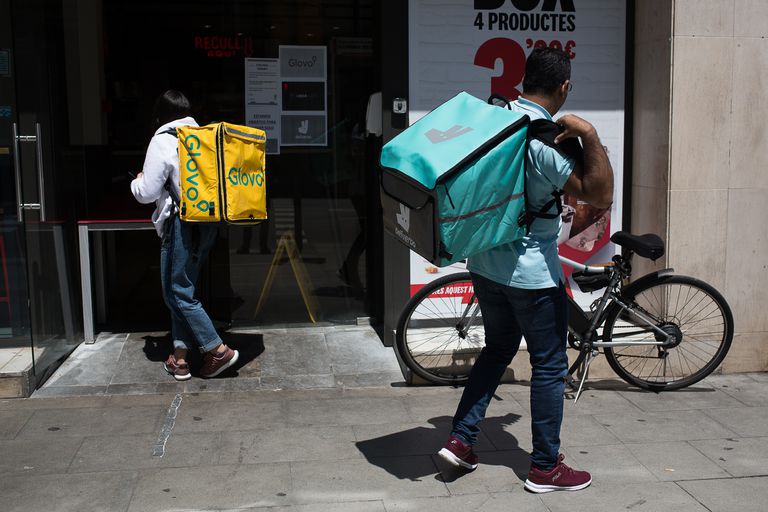 Repartidores de comida para llevar a domicilio en Barcelona.