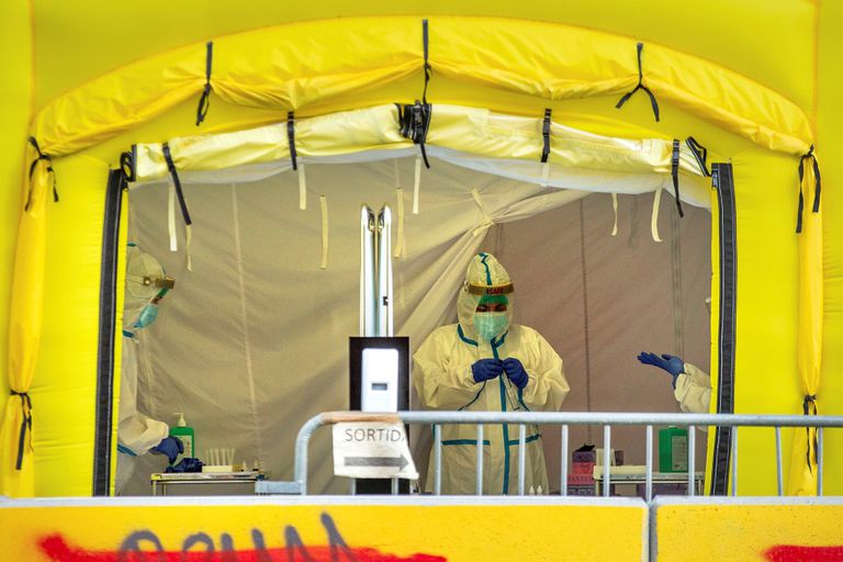 Vista de la carpa montada para la realización de pruebas PCR frente al CAP del Passeig Sant Joan de Barcelona este miércoles.