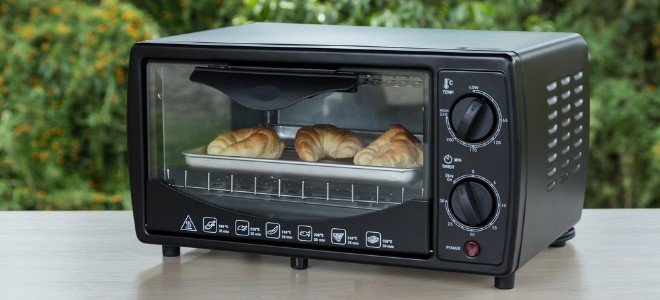 horno tostador con croisants