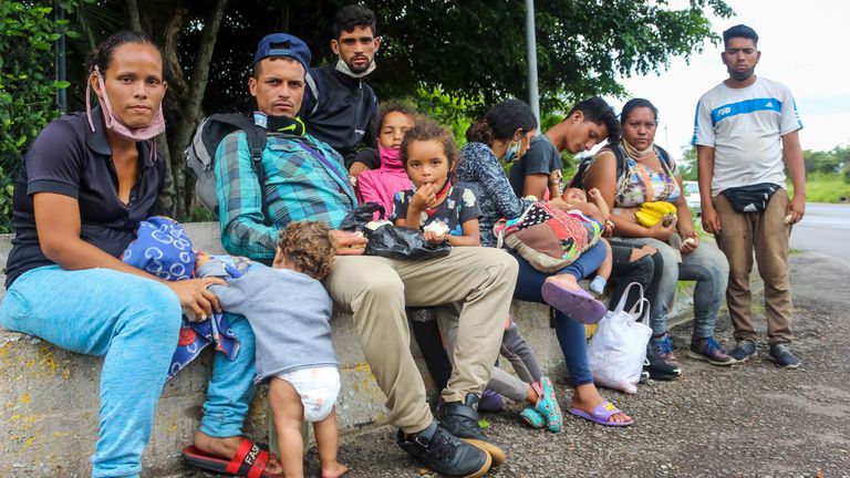 Migrantes venezolanos descansan, el pasado 30 de septiembre, en la ciudad de San Cristóbal antes de cruzar la frontera con Colombia.
